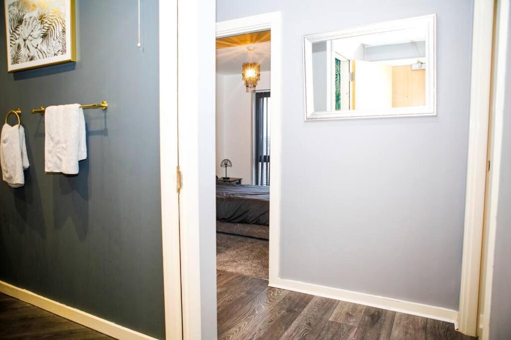 Stylish Two-Bedroom Salford Quays Apartment Manchester Exterior foto