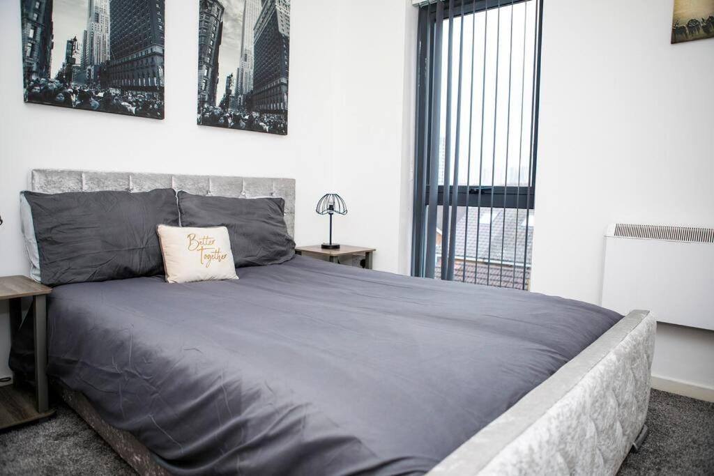 Stylish Two-Bedroom Salford Quays Apartment Manchester Exterior foto