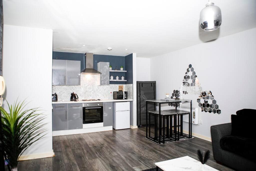 Stylish Two-Bedroom Salford Quays Apartment Manchester Exterior foto