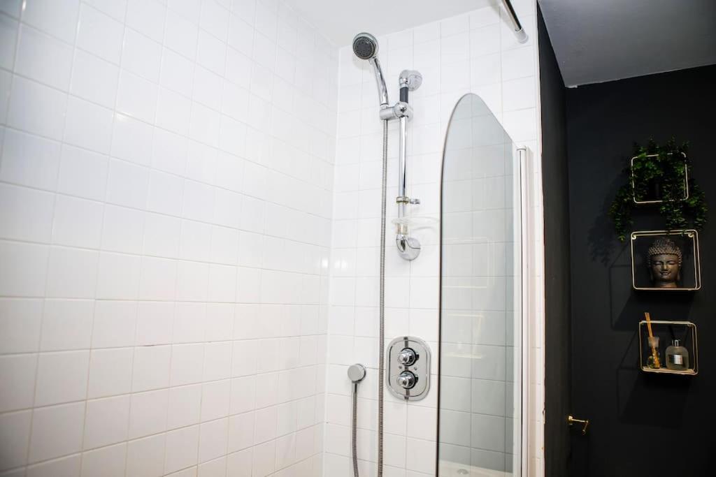 Stylish Two-Bedroom Salford Quays Apartment Manchester Exterior foto
