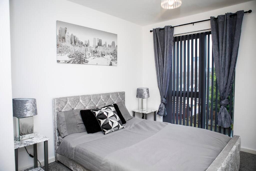 Stylish Two-Bedroom Salford Quays Apartment Manchester Exterior foto